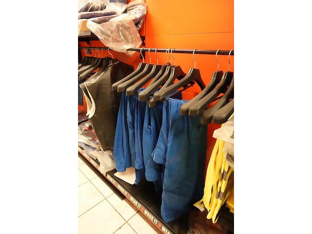 Volledige inhoud rek kledij - afbeelding 4 van  17