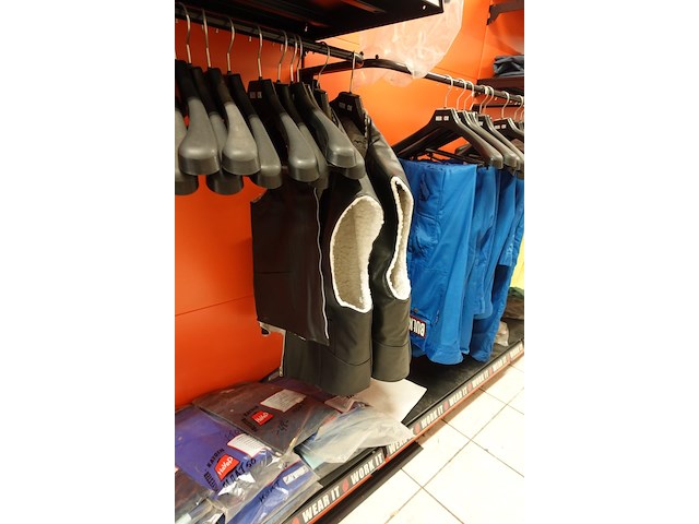 Volledige inhoud rek kledij - afbeelding 7 van  17