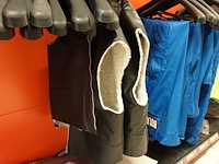 Volledige inhoud rek kledij - afbeelding 7 van  17