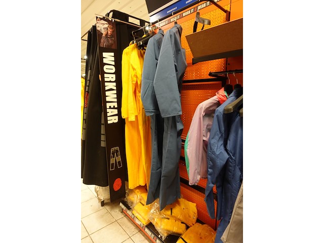 Volledige inhoud rek kledij - afbeelding 8 van  17