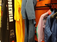 Volledige inhoud rek kledij - afbeelding 8 van  17