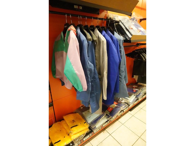 Volledige inhoud rek kledij - afbeelding 9 van  17