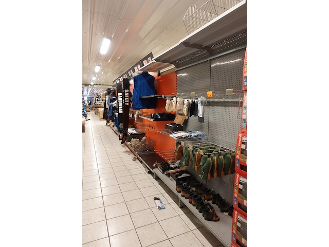 Volledige inhoud rek kledij - afbeelding 1 van  17