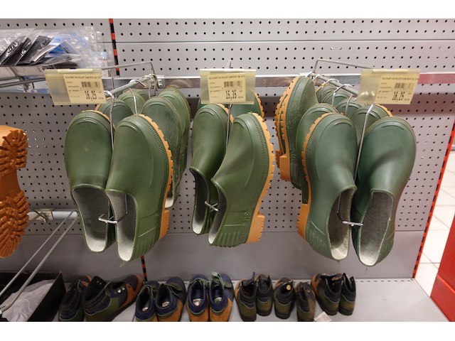 Volledige inhoud rek kledij - afbeelding 10 van  17