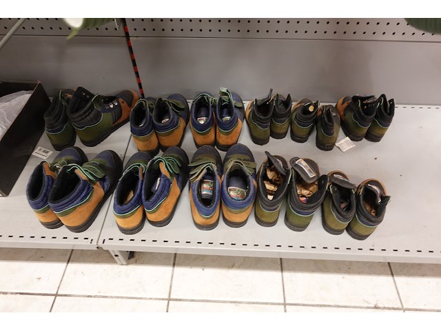 Volledige inhoud rek kledij - afbeelding 11 van  17