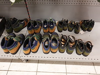 Volledige inhoud rek kledij - afbeelding 11 van  17