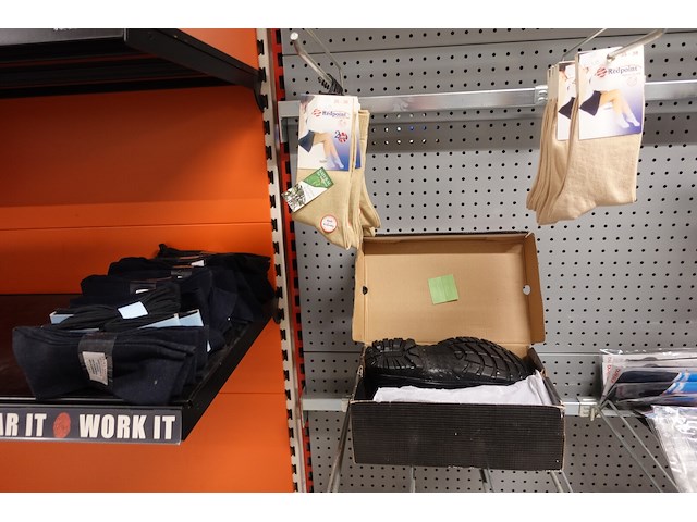 Volledige inhoud rek kledij - afbeelding 12 van  17