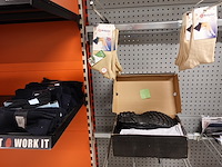 Volledige inhoud rek kledij - afbeelding 12 van  17