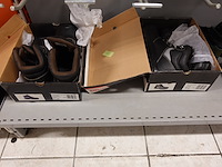 Volledige inhoud rek kledij - afbeelding 13 van  17