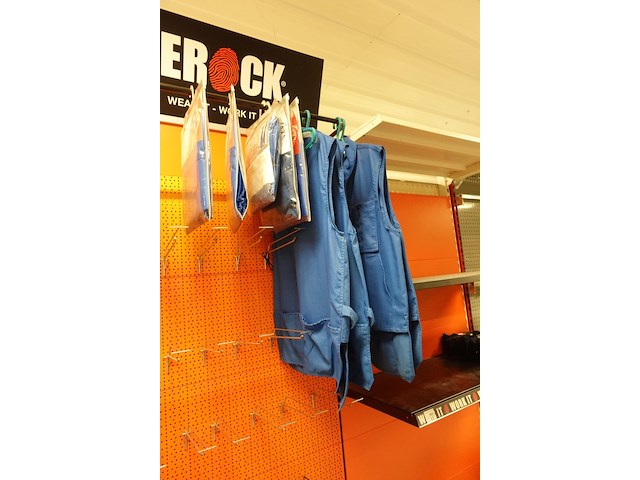 Volledige inhoud rek kledij - afbeelding 14 van  17