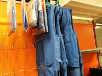 Volledige inhoud rek kledij - afbeelding 14 van  17