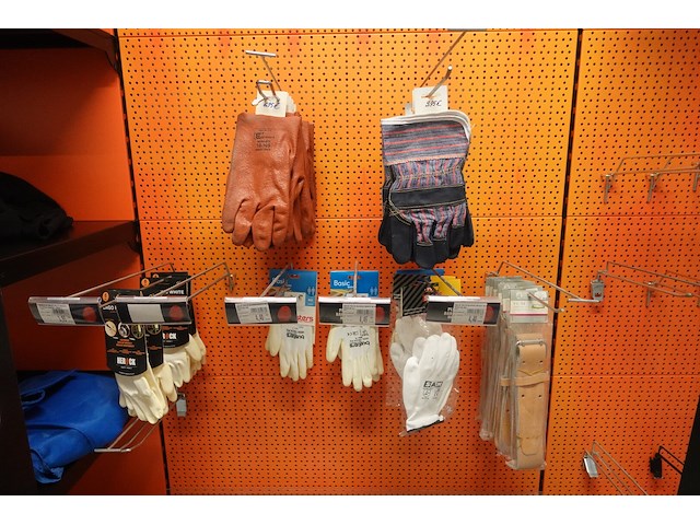 Volledige inhoud rek kledij - afbeelding 15 van  17