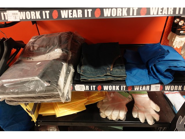 Volledige inhoud rek kledij - afbeelding 17 van  17