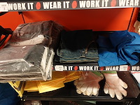 Volledige inhoud rek kledij - afbeelding 17 van  17