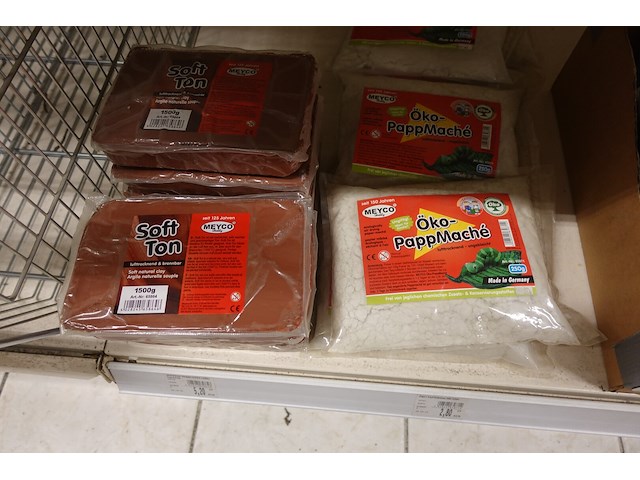 Volledige inhoud rek knutseltoebehoren - afbeelding 2 van  10