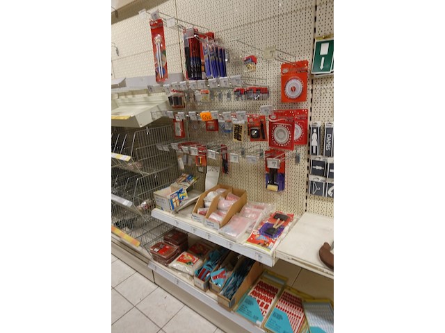 Volledige inhoud rek knutseltoebehoren - afbeelding 1 van  10