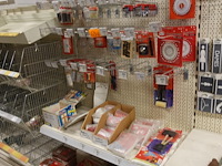 Volledige inhoud rek knutseltoebehoren - afbeelding 1 van  10