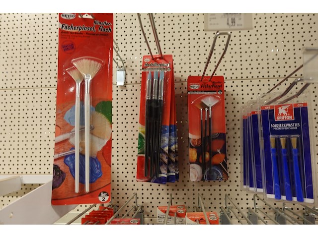 Volledige inhoud rek knutseltoebehoren - afbeelding 3 van  10