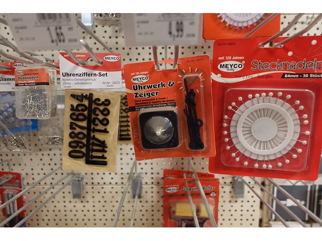 Volledige inhoud rek knutseltoebehoren - afbeelding 4 van  10