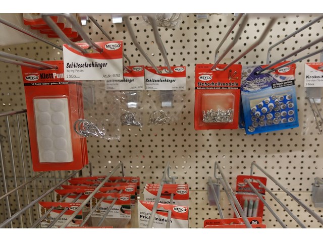 Volledige inhoud rek knutseltoebehoren - afbeelding 5 van  10