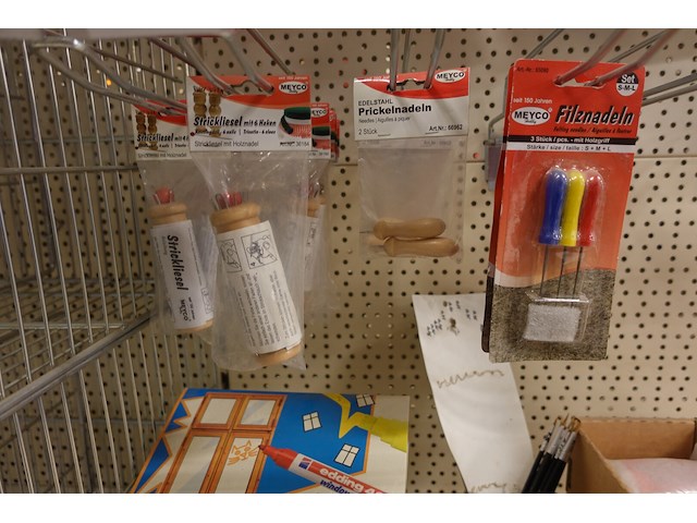 Volledige inhoud rek knutseltoebehoren - afbeelding 6 van  10