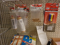 Volledige inhoud rek knutseltoebehoren - afbeelding 6 van  10