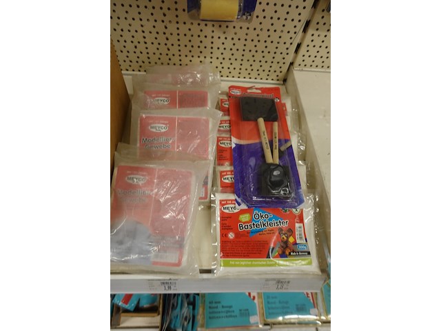 Volledige inhoud rek knutseltoebehoren - afbeelding 7 van  10