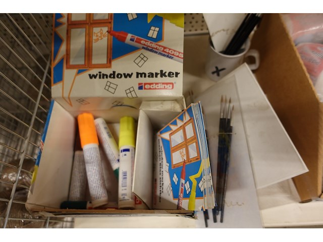 Volledige inhoud rek knutseltoebehoren - afbeelding 9 van  10