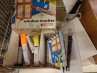 Volledige inhoud rek knutseltoebehoren - afbeelding 9 van  10