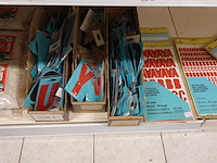 Volledige inhoud rek knutseltoebehoren - afbeelding 10 van  10