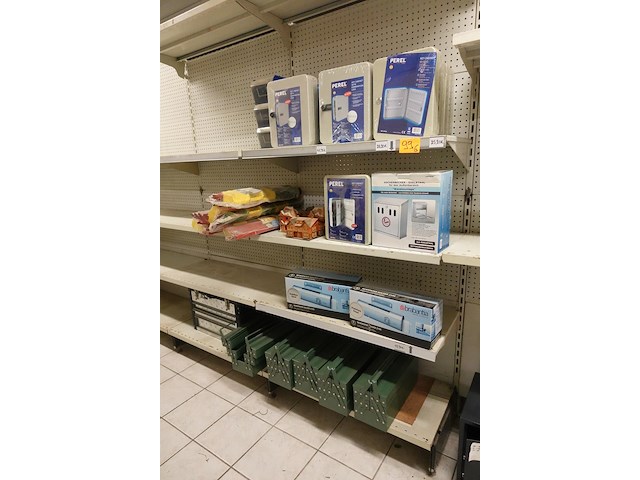 Volledige inhoud rek koffers - afbeelding 1 van  11