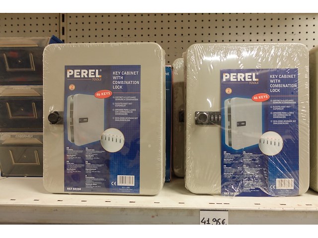 Volledige inhoud rek koffers - afbeelding 4 van  11