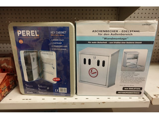 Volledige inhoud rek koffers - afbeelding 6 van  11