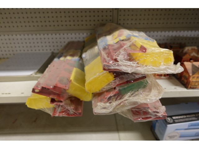 Volledige inhoud rek koffers - afbeelding 8 van  11