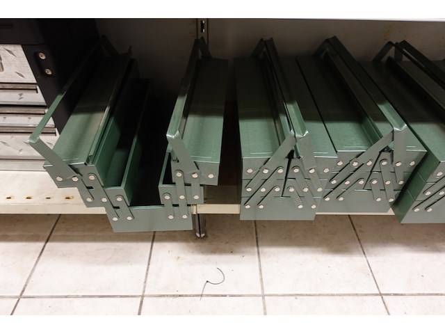 Volledige inhoud rek koffers - afbeelding 9 van  11