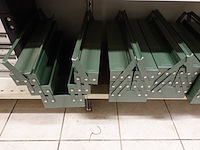 Volledige inhoud rek koffers - afbeelding 9 van  11