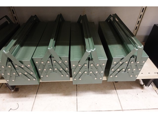 Volledige inhoud rek koffers - afbeelding 10 van  11