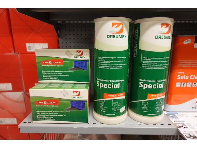 Volledige inhoud rek producten - afbeelding 17 van  23