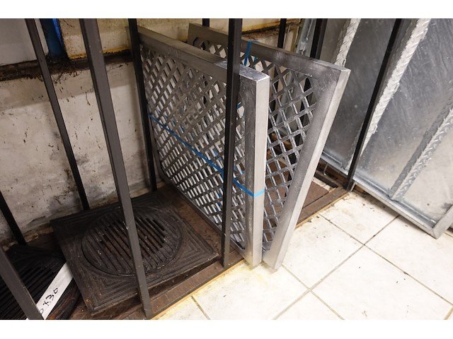 Volledige inhoud rek putdeksels - afbeelding 2 van  10