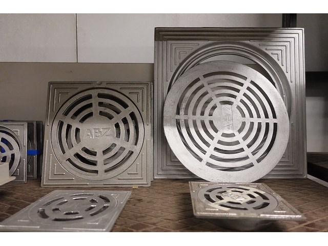 Volledige inhoud rek putdeksels - afbeelding 9 van  10