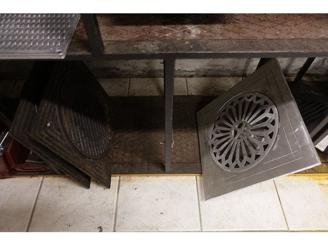 Volledige inhoud rek putdeksels - afbeelding 10 van  10