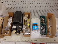 Volledige inhoud rek sanitair toebehoren - afbeelding 3 van  24