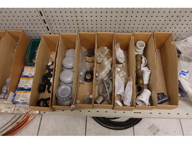 Volledige inhoud rek sanitair toebehoren - afbeelding 6 van  24