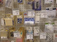 Volledige inhoud rek sanitair toebehoren - afbeelding 7 van  24