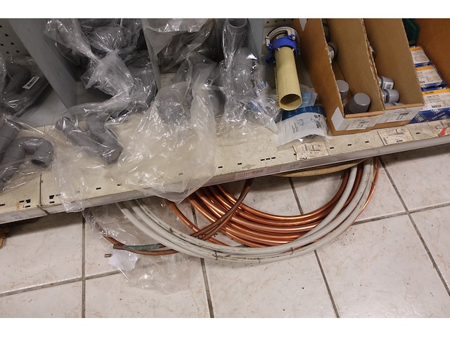 Volledige inhoud rek sanitair toebehoren - afbeelding 9 van  24