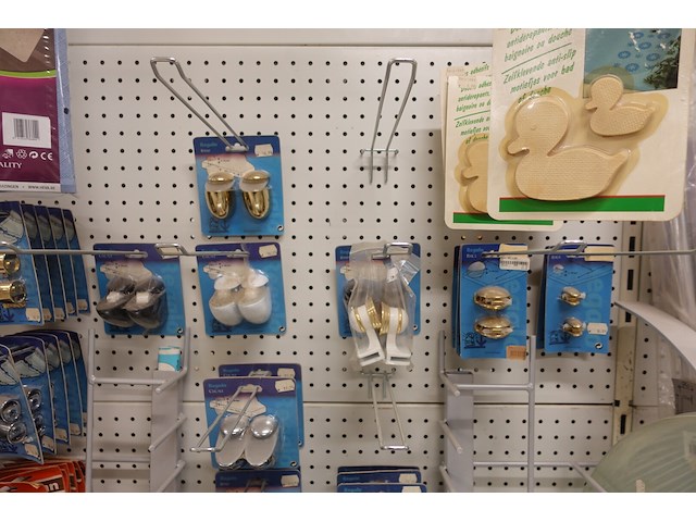 Volledige inhoud rek sanitair toebehoren - afbeelding 16 van  24