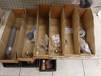 Volledige inhoud rek sanitair toebehoren - afbeelding 18 van  24