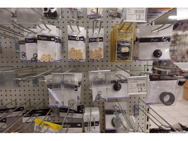 Volledige inhoud rek sanitair toebehoren - afbeelding 20 van  24