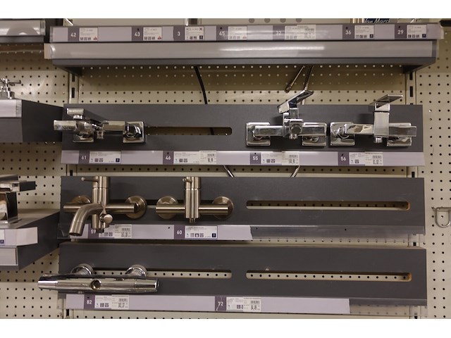 Volledige inhoud rek sanitair toebehoren - afbeelding 6 van  21