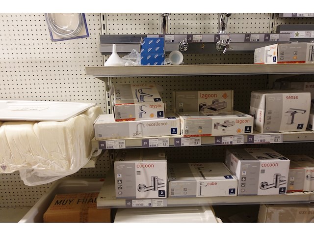 Volledige inhoud rek sanitair toebehoren - afbeelding 8 van  21